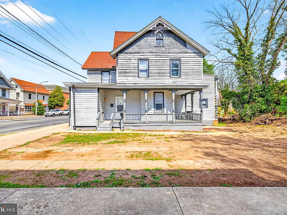 216 W Division St
