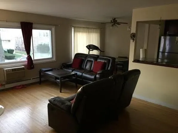8845 Lamon Ave APT 2W, Skokie, IL 60077