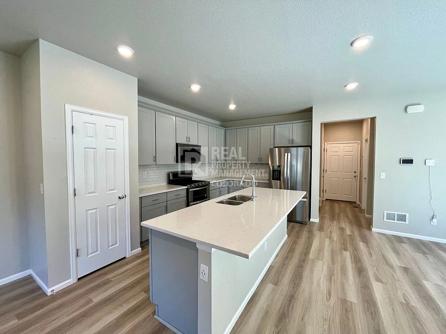 Bright & Comfortable 3 Bedroom Brighton Home — Photo 4