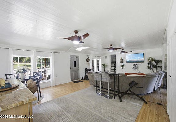 5th image of 1076 Perrett Rd