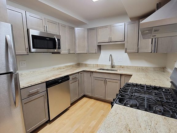 4th image of 2209 N Clybourn Ave #G