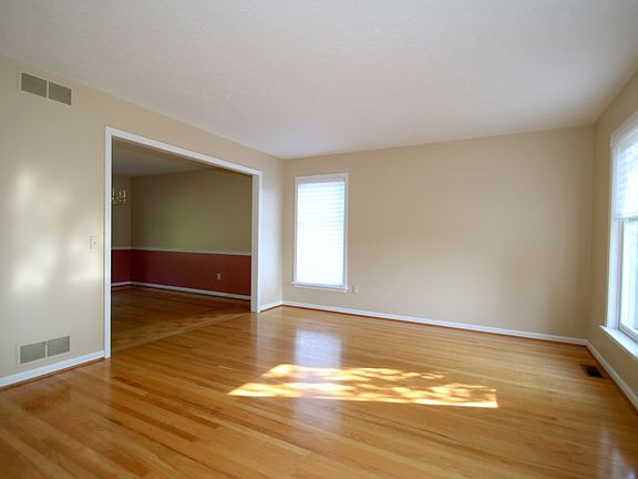 3rd image of 126 Broadmoor Trl