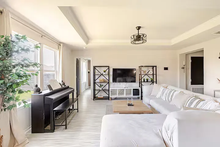 3 bed, $3,200 — Photo 2