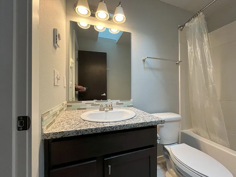 Charming SE Bungalow 3 Bed 2 Bathroom with Washer & Dryer — Photo 19