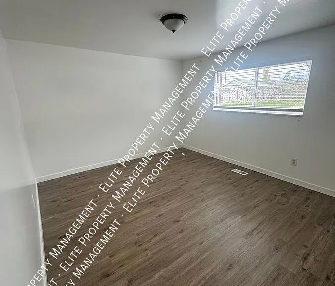 325 E 1000 N #4 — Photo 15