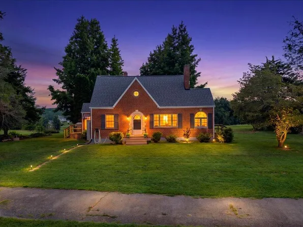 45 Desker Dr, Wirtz, VA 24184