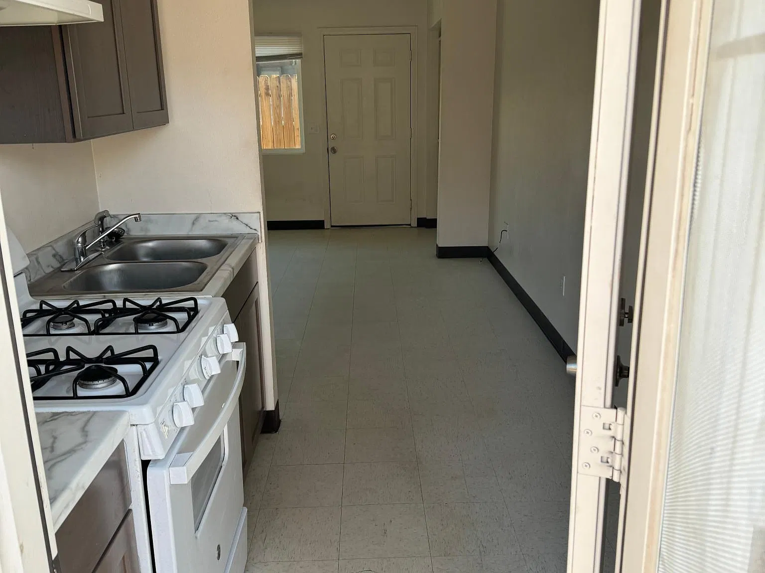 632 W Commercial Ave — Photo 1