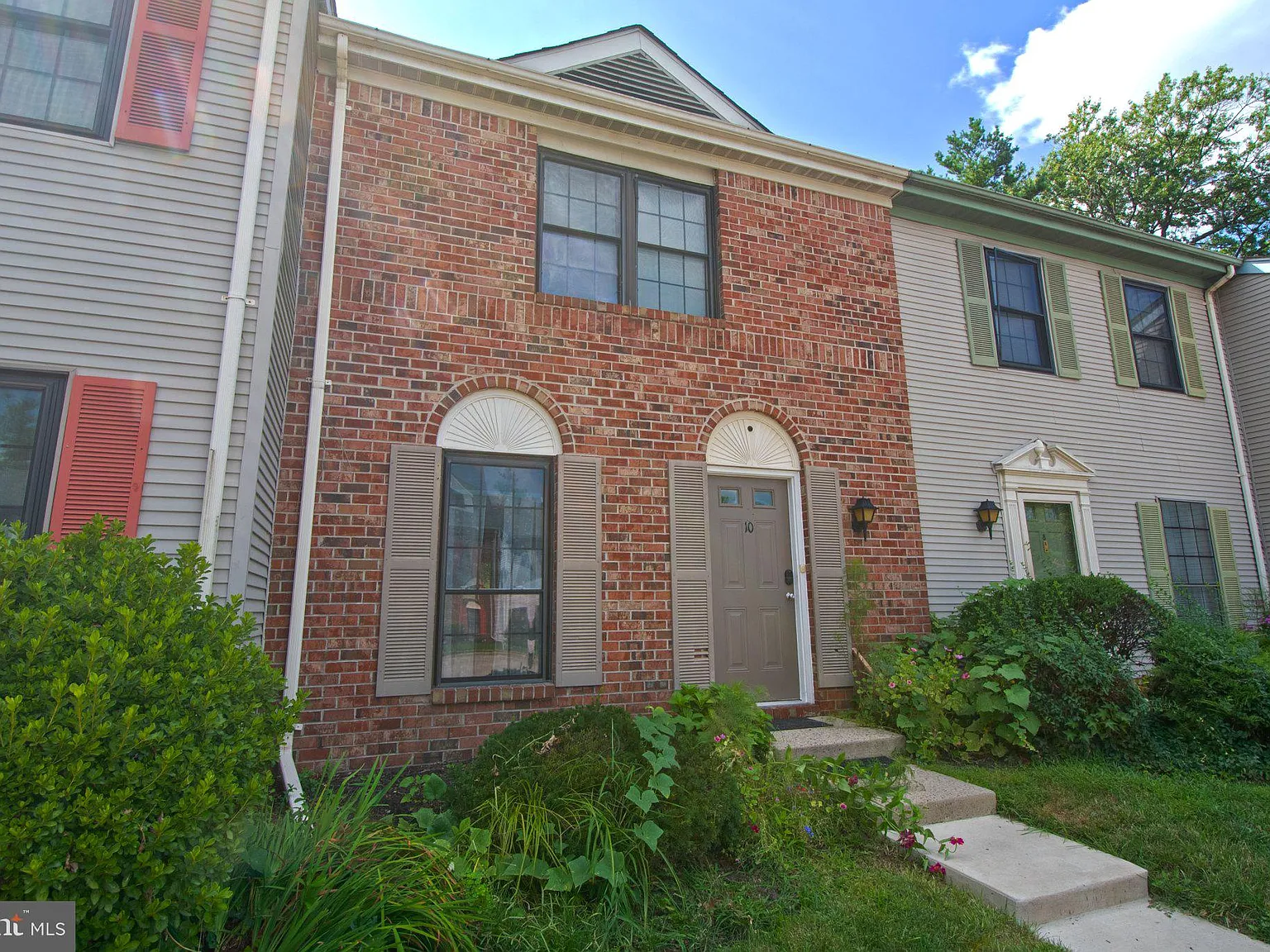 2 bed, 2.5 bath, 1260 sqft, $2,200 — Photo 2