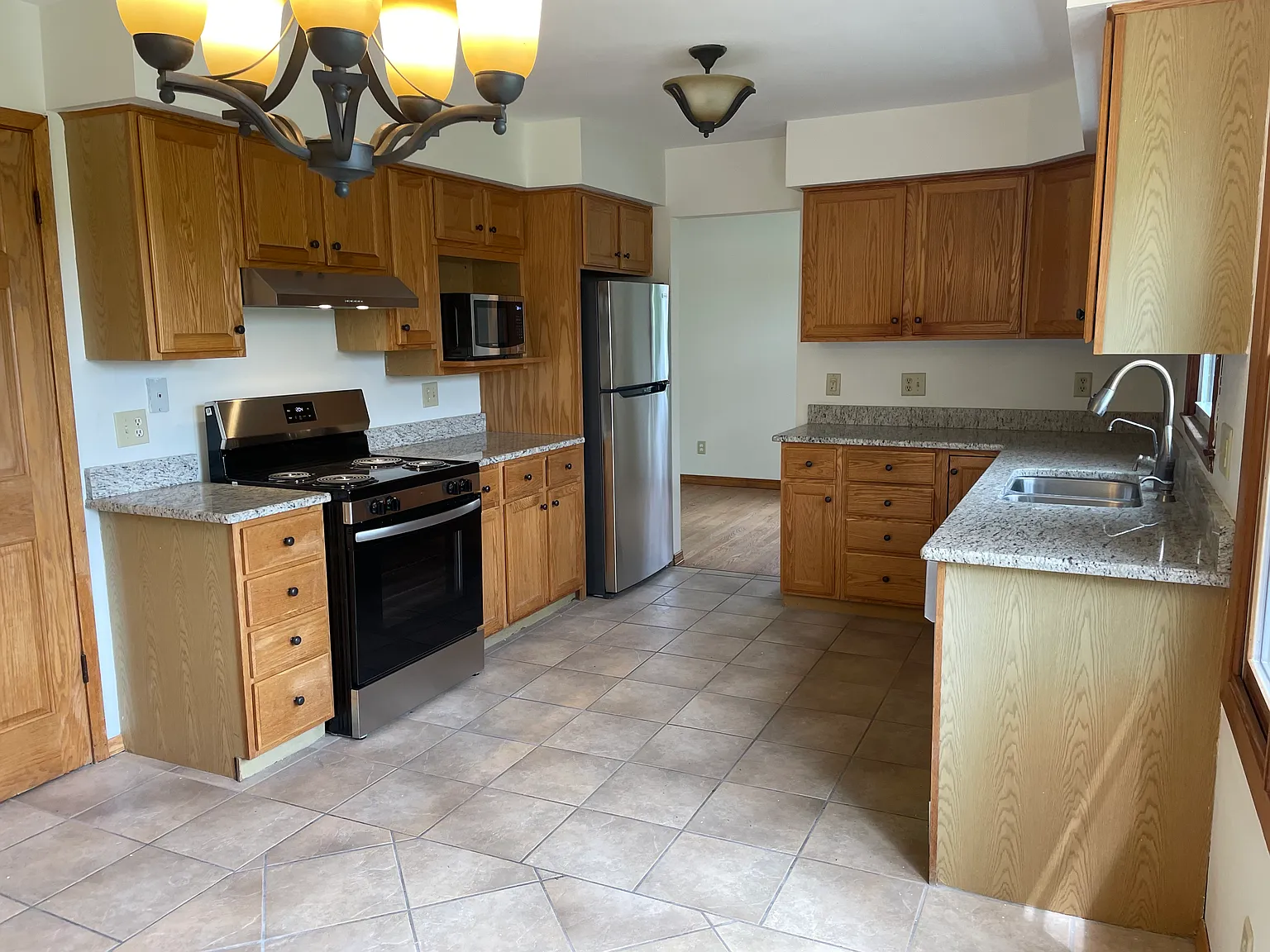 4 bed, 1860 sqft, $3,100 — Photo 3