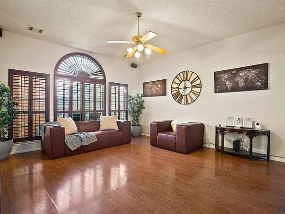 4th image of 1005 Essex Dr