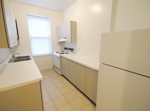 3rd image of 932 Russell Blvd #A