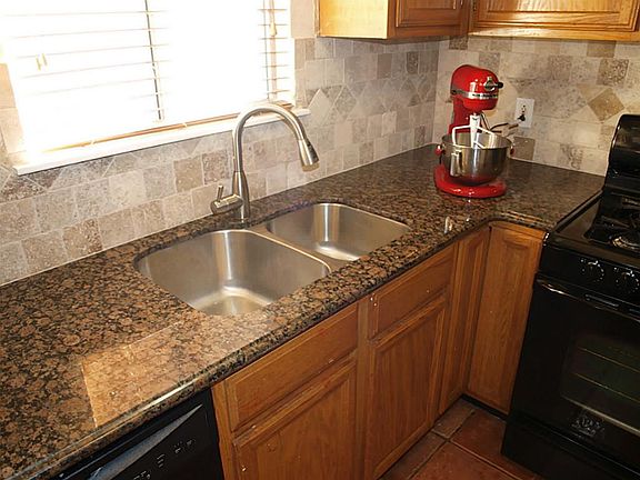 BEAUTIFUL GRANITE COUNTERS