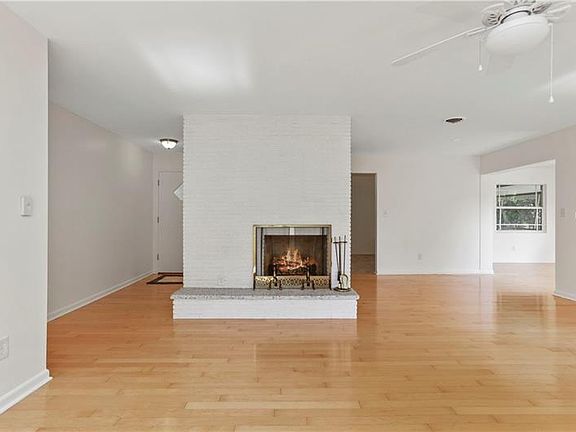 3rd image of 2493 Whitehall Cir