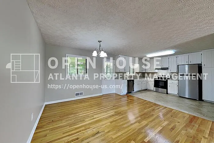 151 Castleair Dr NE — Photo 6