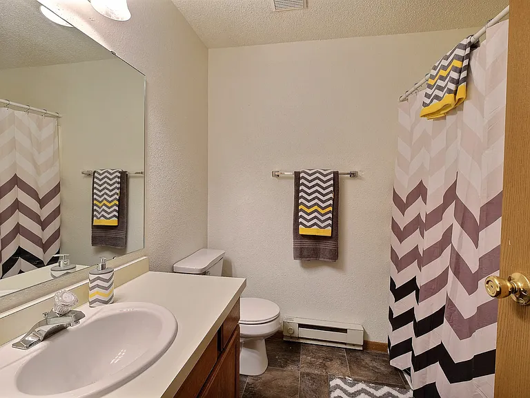 Fargo, ND Kennedy Apartments | Bathroom
