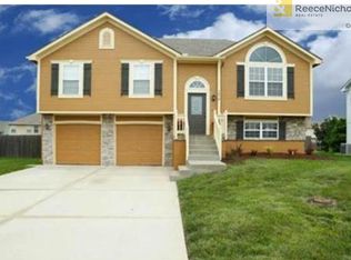1016 Country Ln, Raymore, MO 64083