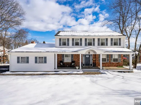 18 Laura Ln, Park Ridge, NJ 07656