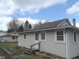 17 4th St, Douglassville, PA 19518