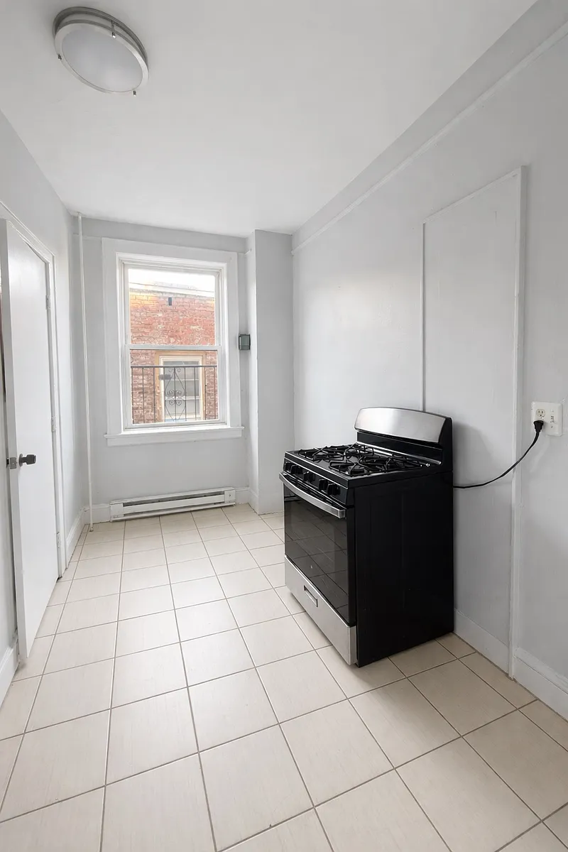 Building Photo - 96 3rd St #C4