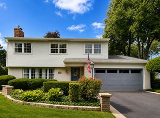 104 N Northampton Dr, Geneva, IL 60134