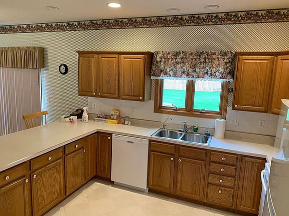 4th image of 768 Logan Dr