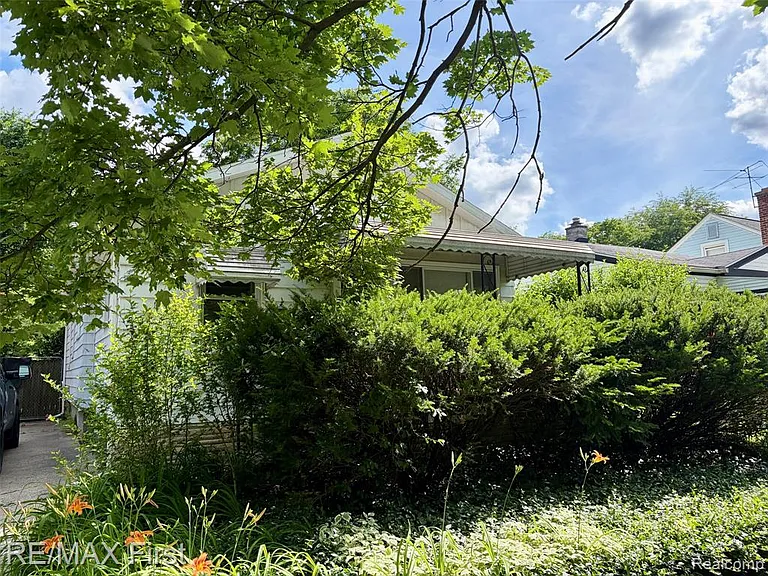340 E Maxlow Ave — Photo 1