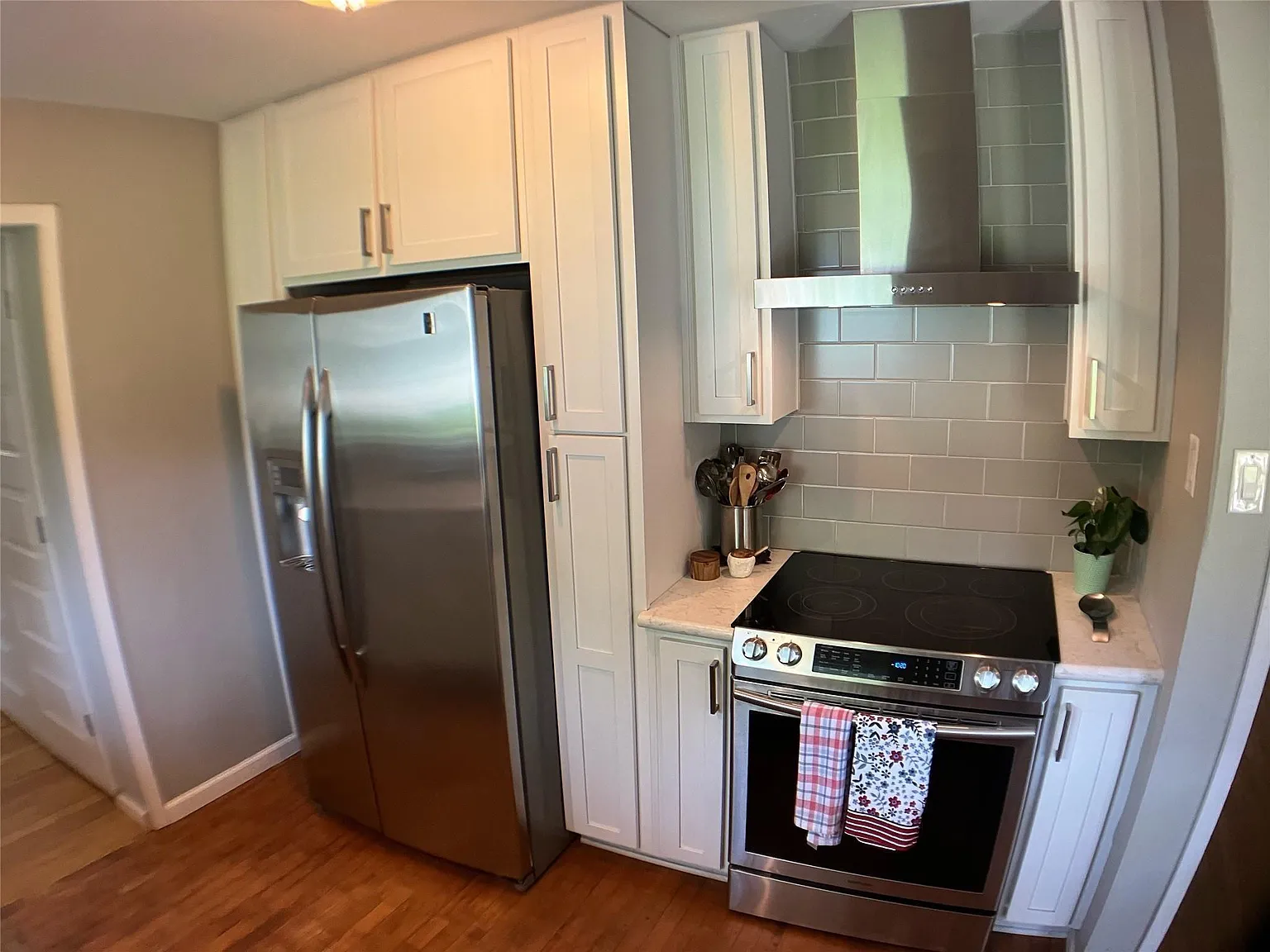 3 bed, 2.0 bath, 1216 sqft, $2,595 — Photo 3