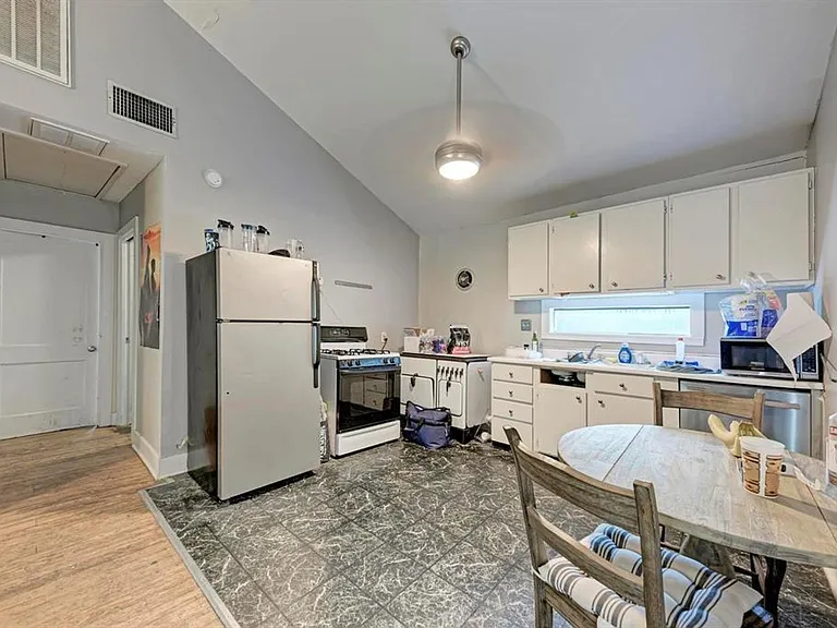 2834 Salado St — Photo 25