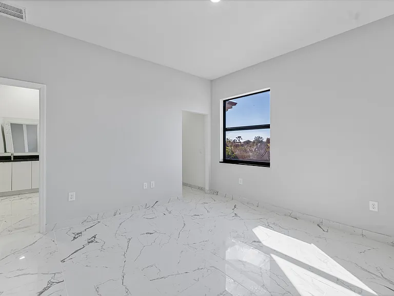 3010 NE 1st Pl — Photo 23