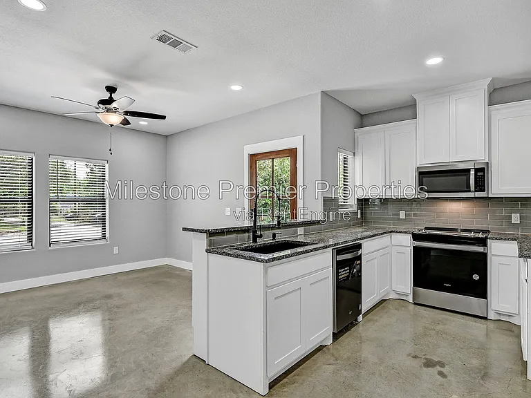 1323 S 5th Ave — Photo 8