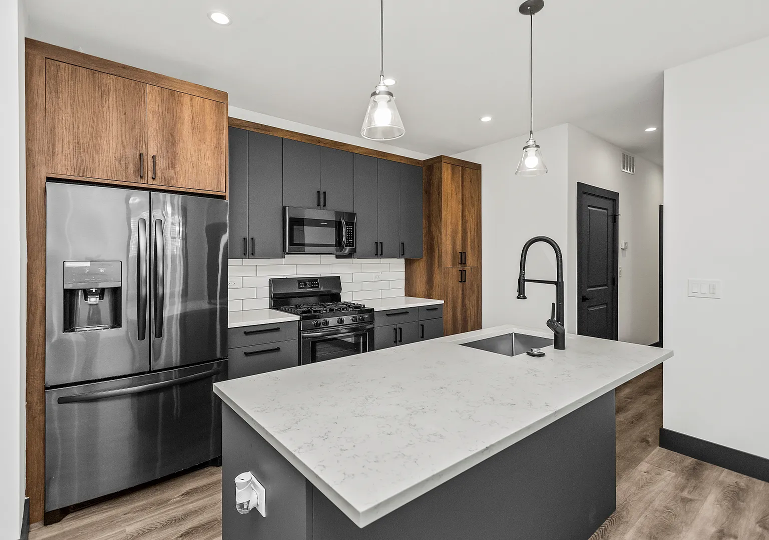 2 bed, 1300 sqft, $2,300 — Photo 2