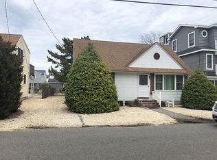 221 N 6th St, Surf City, NJ 08008