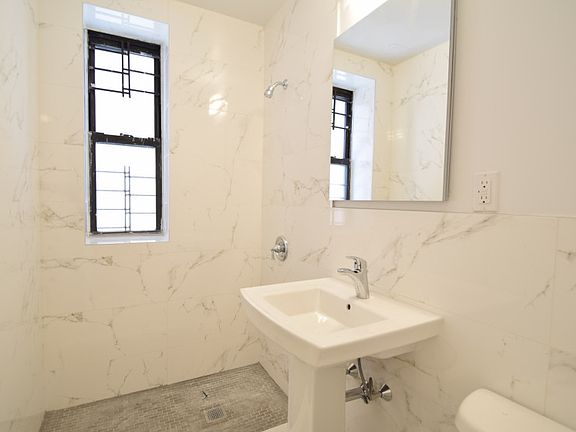 Noonan Towers - Bathroom - 930-010