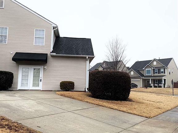 3rd image of 100 Lismore Park Dr
