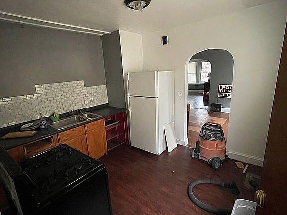 3rd image of 3615 Poe Ave