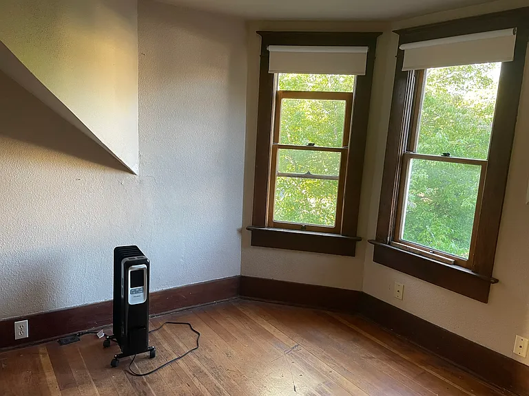 1002 N Ainsworth Ave #B — Photo 11