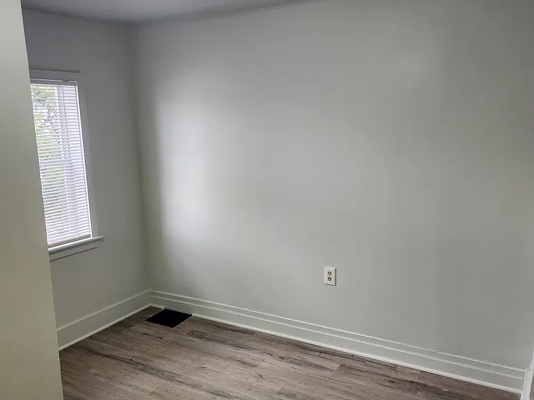 327 E Scull St — Photo 32