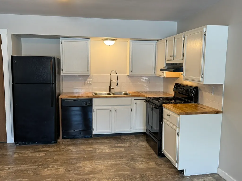 Cambridge Manor — Photo 4