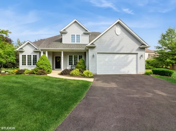 4 Birchwood Ct, Sugar Grove, IL 60554