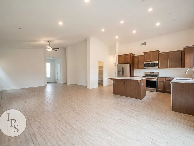 352 N Millard Ave — Photo 1
