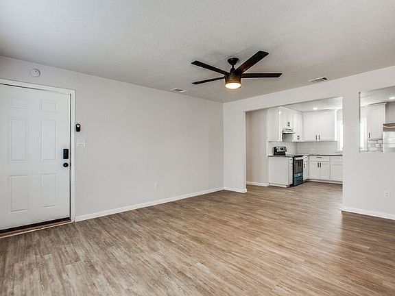 3rd image of 410 W Avenue F