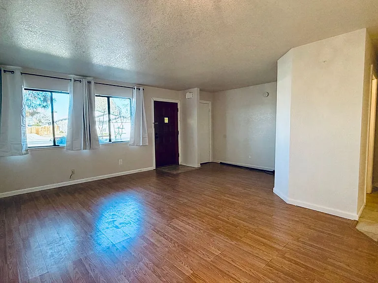 255 E Upjohn Ave — Photo 3