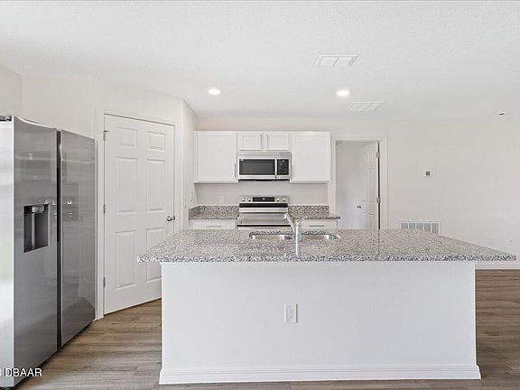 4th image of 16 Pittson Ln