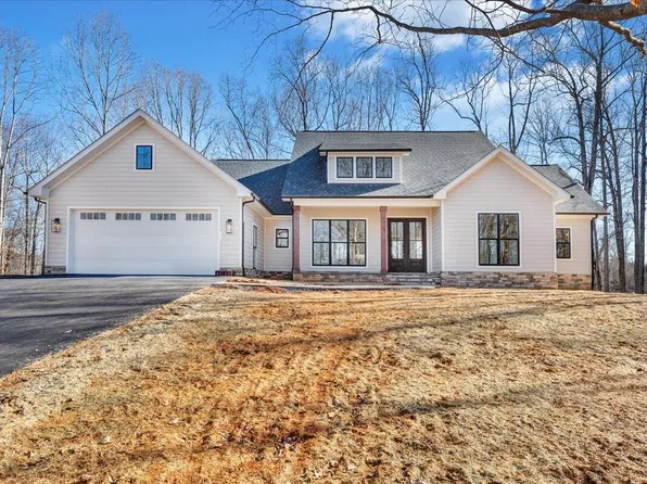 560 Back 9 Dr, Moneta, VA 24121