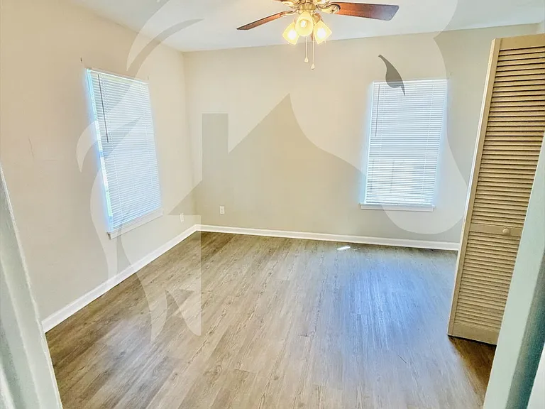 113 W Wabash Ave — Photo 10