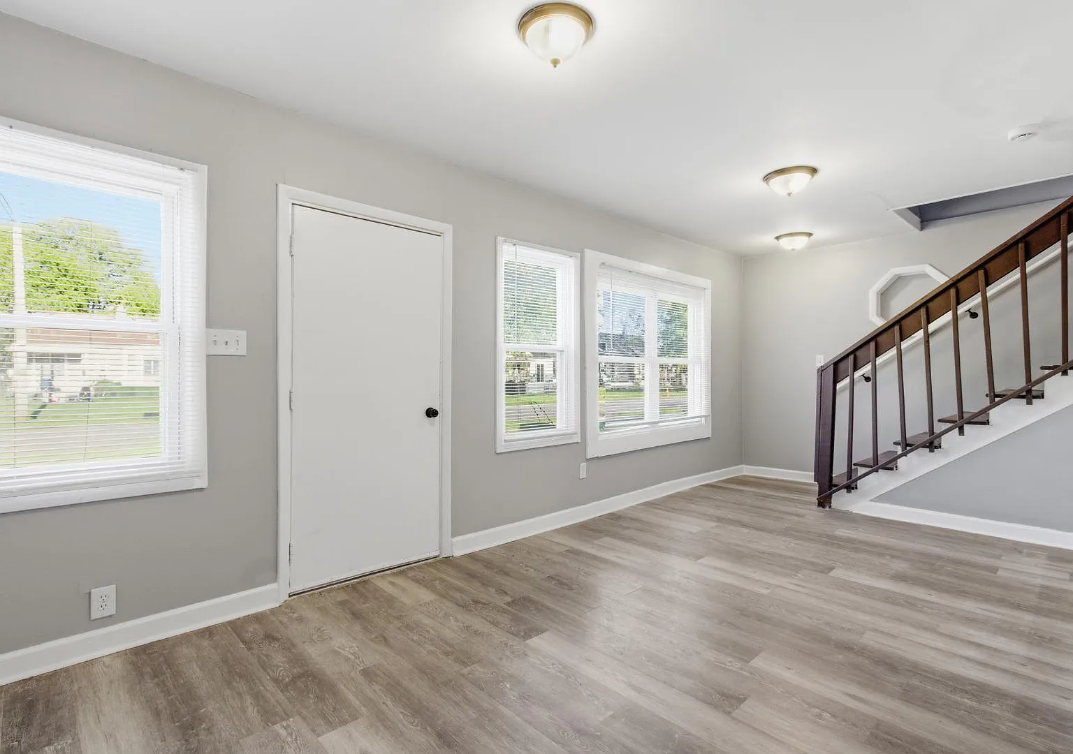 8863 Vaughan St — Photo 4