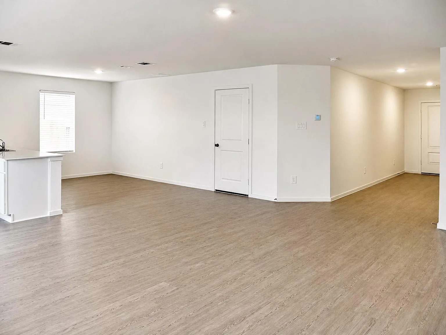 4 bed, 2.5 bath, 1979 sqft, $1,875 — Photo 4