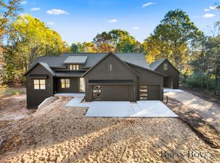 7650 Courtland Dr NE, Rockford, MI 49341