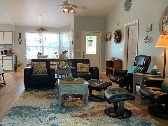 3rd image of 529 SE Rosewood Cir
