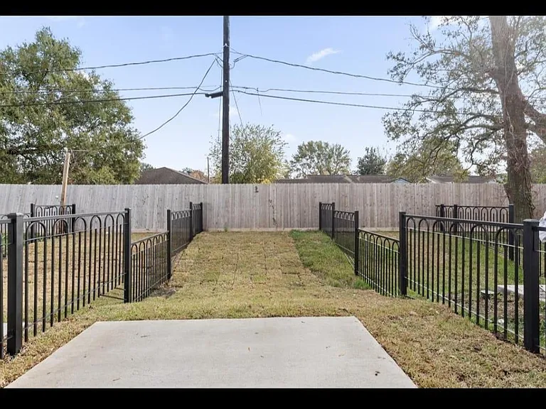 3249 Real St #B — Photo 17